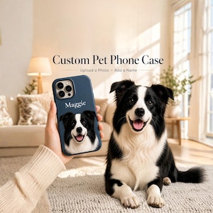 Può includere: Custodia per telefono blu navy con un ritratto personalizzato di un cane bianco e nero di nome Maggie. Il testo "Custom Pet Phone Case" è in alto. Un cane Border Collie è anche nell'immagine.