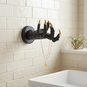 Decoración de pared gótica con forma de mano de bruja, escultura de resina con forma de mano de diablo, adorno colgante de Halloween, estética oscura para el hogar.