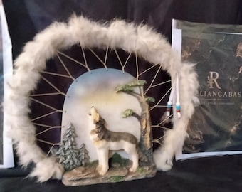 Vintage Wolf Dreamcatcher Resin Statue, Howling Wolf Rustic Cabin Decor, 90s Wolf Nature Spirit Totem, Wilderness Mountain Lodge Shelf Decor