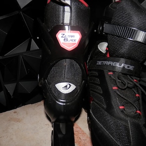 Een paar Rollerblade Zetrablade inline skates in zwart en rood.