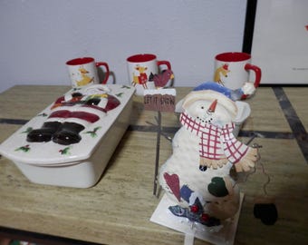 Zestaw świątecznych dekoracji kuchennych z reniferami, kubkami i talerzami pokrytymi Mikołajem, pingwinem i bałwanem, 6 sztuk