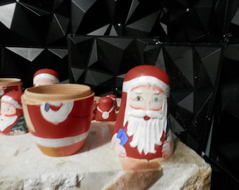 Set di matrioske natalizie in legno dipinte a mano, stile vintage, decorazioni natalizie in stile arte popolare, statuette di Babbo Natale in stile russo.