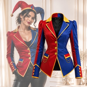 Pode incluir: Um blazer de blocos de cores com um design dividido em vermelho e azul, com lapelas e acabamentos amarelos. O casaco inclui três botões frontais, dois bolsos com aba e detalhes de correntes douradas, e quatro botões em cada punho.
