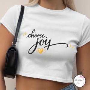 Może przedstawiać: Rustykalny drewniany szyld z napisem "Welcome to our home" w białych literach. Szyld ma postarzaną powierzchnię i prosty, zapraszający design.