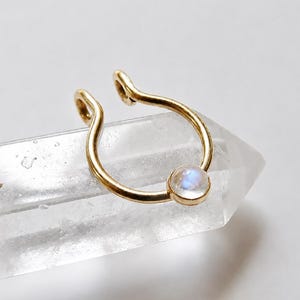 Anillo de tabique falso en oro de 14k relleno de piedra lunar, anillo de nariz falso, joyería de tabique que no requiere perforación, aro de tabique con clip y piedra preciosa.