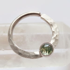 Anneau de septum en argent sterling avec agate mousse, anneau de septum en argent martelé, piercing septum disponible en calibre 20, 18 et 16