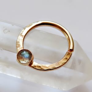 anneau de septum en or rempli de labradorite, bijoux de septum martelés, cerceau d'anneau de nez, piercing de septum, bijoux de nez en or, anneau de septum unique