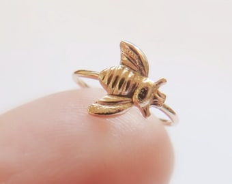 nose ring in gold filled with tiny bee, nose ring hoop in 22-18 gauge, nose piercing for bee lover, nose jewelry for man or woman
