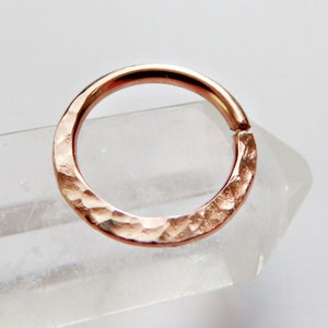 Anillo de septum de oro rosa martillado, anillo de septum de oro rosa de 8 mm, anillo de septum de oro de 10 mm, anillo de septum de oro de calibre 20, anillo de septum de oro de calibre 18