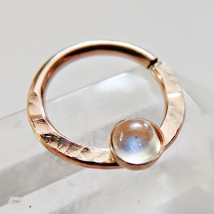 anillo daith de piedra lunar, perforación daith llena de oro rosa, aro daith, joyería daith de piedra lunar, anillo daith calibre 18, anillo daith calibre 20
