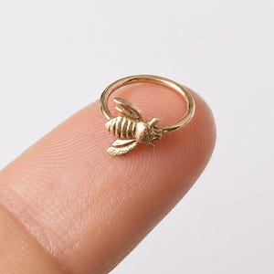 nose ring in gold filled with tiny bee, nose ring hoop in 22-18 gauge, nose piercing for bee lover, nose jewelry for man or woman