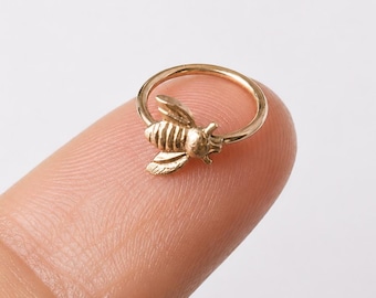 nose ring in gold filled with tiny bee, nose ring hoop in 22-18 gauge, nose piercing for bee lover, nose jewelry for man or woman