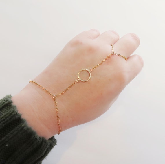 Hand chain bracelet in gold filled with hammered circle detail, chain ring with adjustable clasp, dainty chain ring connected to bracelet