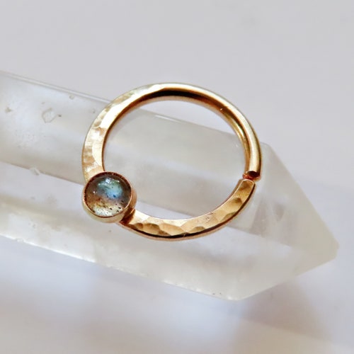 anneau de septum en or rempli de labradorite, bijoux de septum martelés, cerceau d'anneau de nez, piercing de septum, bijoux de nez en or, anneau de septum unique