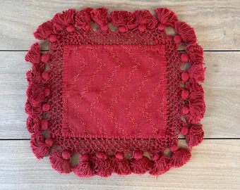 Guatemalteeks rode placemat met kwastje / handgeweven middelpunt van textiel — decoratieve tafelmat met franje