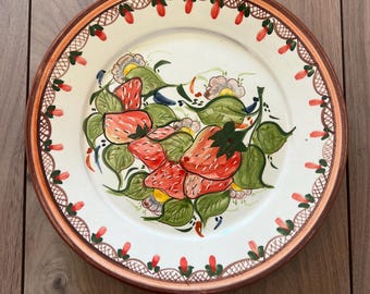 Plato de cerámica con diseño de fresa pintado a mano • Vajilla artesanal de Corval, Portugal
