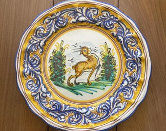 Plato de cerámica española pintado a mano – Cerámica De Las Heras, motivo animal, borde azul ocre.