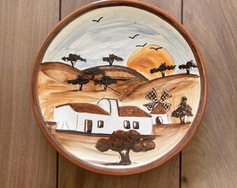 Plato portugués con molino de viento pintado a mano – Cerámica Corval, paisaje rústico, pieza decorativa única.
