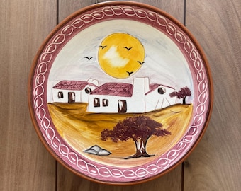 Pequeño plato portugués pintado a mano con paisaje – Cerámica Corval, escena rústica de pueblo, pieza única.