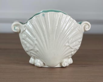 Vaso vintage a forma di conchiglia • Vaso in ceramica stile costiero • Decorazione con conchiglie di capasanta • Ciotola decorativa • Complemento d'arredo nautico