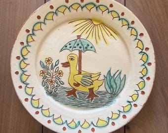 Plato de cerámica vintage pintado a mano – Motivo de pato con paraguas – Cerámica de Redondo, Portugal – Decoración rústica