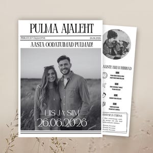 以下が含まれることがあります： 「PULMA AJALEHT」と「AASTA OODATUIMAD PULMAD！」の文字が入った白黒の結婚式の案内状。中央にはカップルの写真があり、その下に日付「26.06.2026」が記載されています。2枚目のカードにはカップルとイベントの詳細が記載されています。