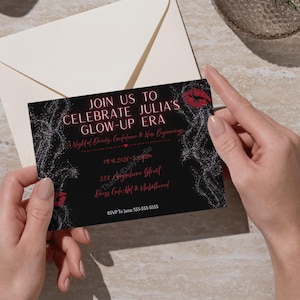 Könnte beinhalten: Eine schwarze Einladungskarte mit rotem und weißem Text, gehalten von einer Person. Auf der Karte steht "FEIERN SIE MIT UNS JULIAS GLOW-UP ÄRA" mit Veranstaltungsdetails. Eine rote Lippenstift-Kuss-Grafik befindet sich auf der Karte.