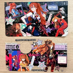 Puede incluir: Dos coloridos collages art&iacute;sticos con ilustraciones de estilo anime de un personaje femenino con largo cabello rojo. Los collages incluyen texto, estrellas y varios elementos gr&aacute;ficos en una vibrante paleta de colores negro, rosa y azul.