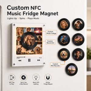 Könnte beinhalten: Ein weißer Custom NFC Music Kühlschrankmagnet mit Fotocollage und Schallplattenkunst. Der Magnet leuchtet, dreht sich und spielt Musik. Enthält Mini-Schallplatten. Mit NFC-Tap-to-Play, warmer LED-Beleuchtung und starkem Magneten.