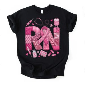 Peut inclure: Un t-shirt noir avec les lettres RN dans un motif patchwork rose composé de cœurs, de taches de léopard et de pois. Un ruban de sensibilisation rose est drapé sur les lettres, entouré d'icônes médicales comme un stéthoscope.