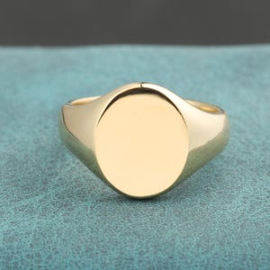 18K Gold Oval Polished Signet Ring | Royal Couple Token