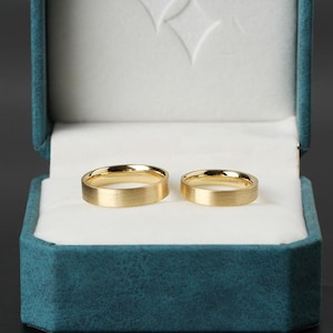 Anillos de pareja de oro de 18 quilates con acabado cepillado, estilo medieval, para votos matrimoniales sencillos.