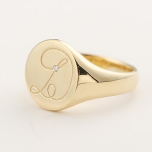 Anel de sinete personalizado em ouro com monograma L e diamantes