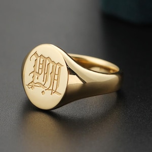 Anillo de sello personalizado de oro de 18 quilates estilo napoleónico con iniciales góticas para pareja.