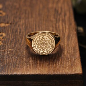 Anillo Pt950 con Estrella de David, Ojo que Todo lo Ve, escritura hebrea, joyería de herencia espiritual.