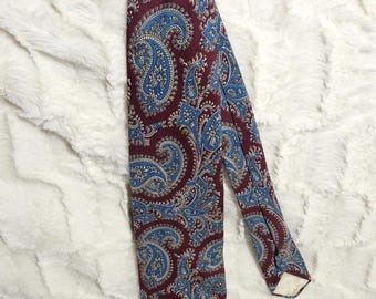 Vintage Giacamo Italienische Seidenkrawatte: Großformatige verschnörkelte Paisley in Burgunderrot.