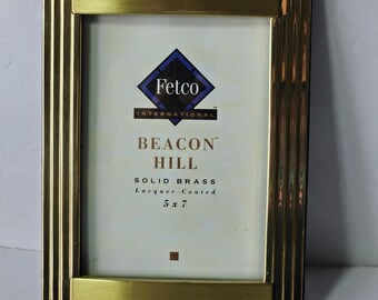 Rama z litego mosiądzu Fetco Beacon Hill Vintage 10x6 – minimalistyczna, ze złotymi żłobieniami