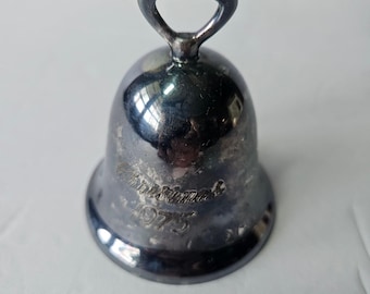 Dzwonek świąteczny Reed & Barton Silverplate z 1975 roku – grawerowana ozdoba