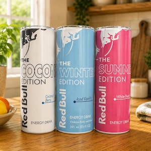 Pode incluir: Tr&ecirc;s copos cil&iacute;ndricos altos com a marca Red Bull. O copo branco exibe The Coconut Edition Coconut Berry, o copo azul claro mostra The Winter Edition Iced Vanilla e o copo rosa apresenta The Summer Edition White Peach.