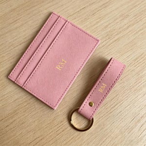 Ensemble porte-cartes et porte-clés personnalisés avec initiales roses, porte-cartes en cuir saffiano monogramme personnalisé, porte-clés avec initiales gravées