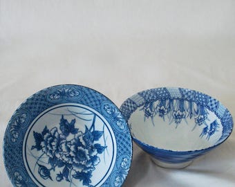 Cuencos con base de estilo vintage azul y blanco para la decoración del hogar.