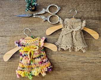 PDF KNITTING PATTERN, modèle de robe de poupée grenouille, robe en tricot pour grenouille Dotpebbleknits, robe en tricot, modèle de robe de poupée, robe bohème pour poupée