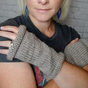 Patrón fácil de tejer guantes sin dedos: Calentadores de muñeca de lana peinada (patrón PDF)