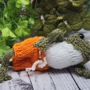 PDF KNITTING PATTERN, Frog shorts, froggy beach attire, dress-up frogs, amigurumi frogs, swim trunks knitting pattern