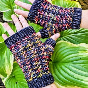 KNITTING PATTERN, Fingerless gloves pattern, Knitted Glove Pattern, knit highlander glove, knit Arm warmer, 2 color  gloves, Easy mittens