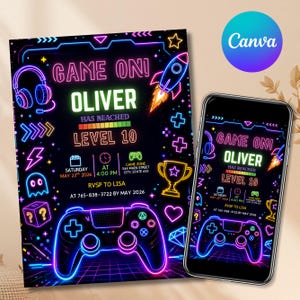 Może przedstawiać: Neonowe zaproszenie z tekstem "GAME ON!" i "OLIVER HAS REACHED LEVEL 10." Projekt zawiera kontroler do gier, rakietę, trofeum i inne grafiki związane z grami. Smartfon wyświetla ten sam projekt.