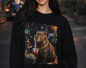 Capybara trinkt Eiskaffee Rundhals-Sweatshirt | Städtisches Nachtcafe