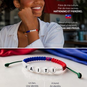Peut inclure: Un bracelet en cordon tressé avec des perles blanches épelant HAITI en lettres noires, composé de sections tissées bleues, rouges et blanches. Le bracelet comporte des cordons de serrage verts aux extrémités, rappelant le drapeau haïtien.