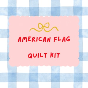 Op de afbeelding: Een roze kaart met geschulpte randen met de tekst "AMERICAN FLAG QUILT KIT" in rode letters. Een gele strik siert de bovenkant. De achtergrond is een blauw en wit geruit patroon.