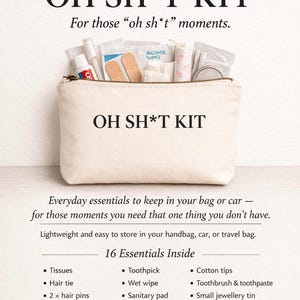 Puede incluir: Un neceser de lona beige, etiquetado como "OH SH*T KIT", lleno de artículos esenciales. La imagen incluye el texto: "Para esos momentos 'oh sh*t'." Contiene pañuelos, un cepillo de dientes y otros artículos pequeños.